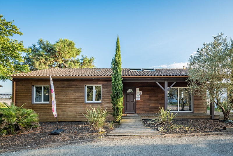 Maison tendance et écologique avec des matériaux nobles